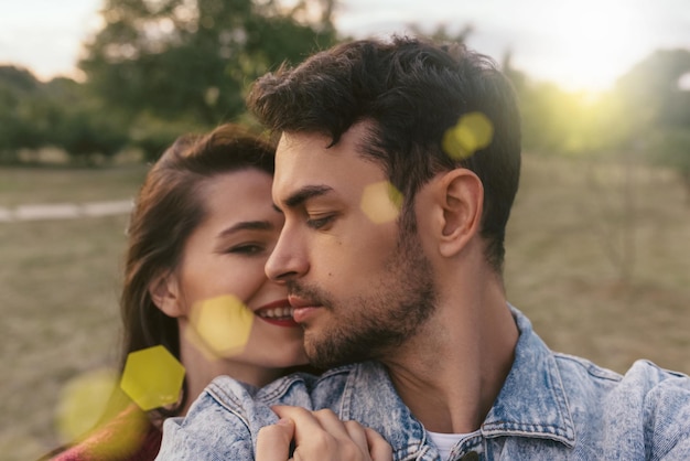 Retrato de primer plano de una feliz pareja romántica enamorada disfrutando del sol abrazándose mirándose con amor con los ojos llenos de felicidad haciendo autorretrato en el día de las citas concepto de estilo de vida familiar