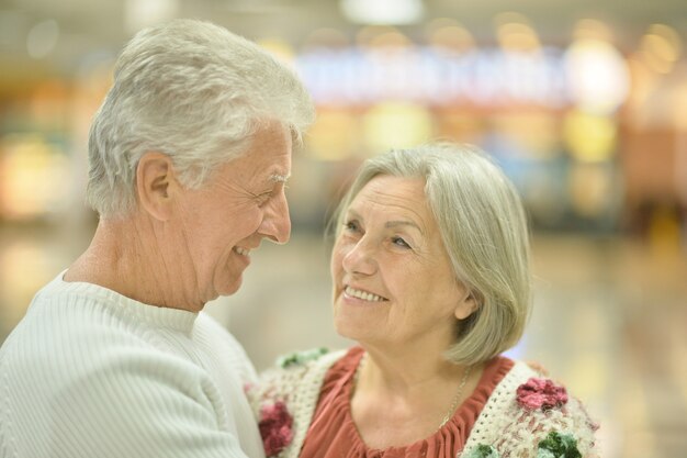 Retrato de primer plano de una feliz pareja senior