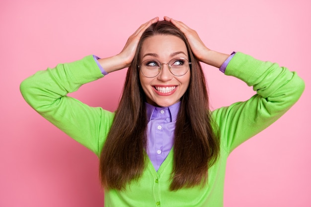 Retrato de primer plano de geek de chica alegre alegre atractivo agradable consiguió buenas noticias aisladas sobre fondo de color rosa pastel