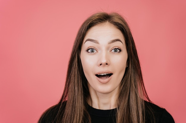 Retrato de primer plano de una hermosa chica sorprendida por la noticia Hermosa joven italiana sorprendida