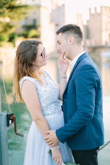 Retrato de primer plano de la hermosa joven pareja disfrutando de caminar en Sirmione, Italia. Hermoso retrato de la pareja en Sirmione