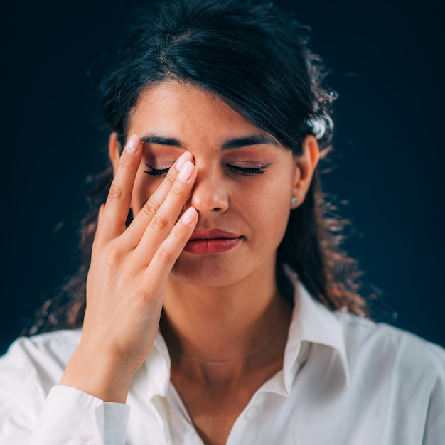 Foto retrato en primer plano de una hermosa mujer joven con los ojos cerrados