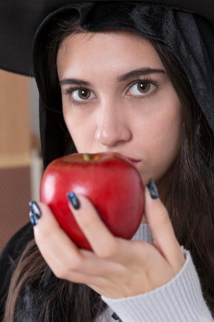 Foto retrato en primer plano de una hermosa mujer joven sosteniendo una manzana