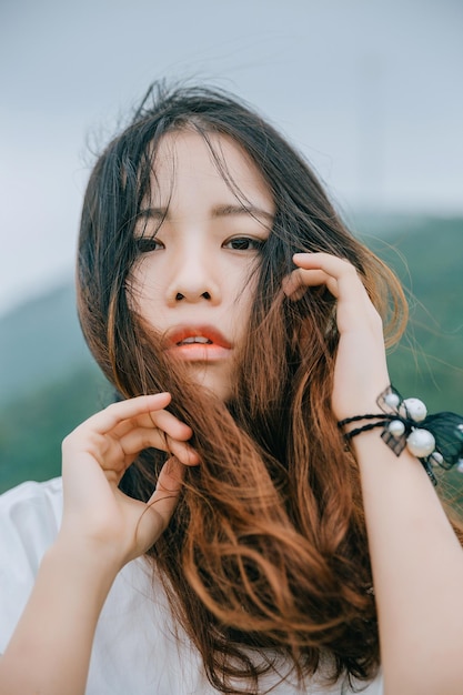 Retrato en primer plano de una hermosa mujer joven