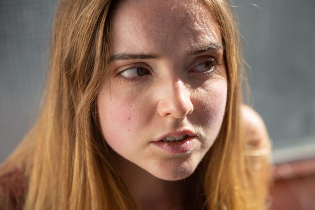 Foto retrato en primer plano de una hermosa mujer joven