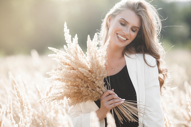 Retrato de primer plano de hermosa mujer rubia al aire libre Cara sonriente Encantadora dama en el fondo de verano Mujer emocional al aire libre