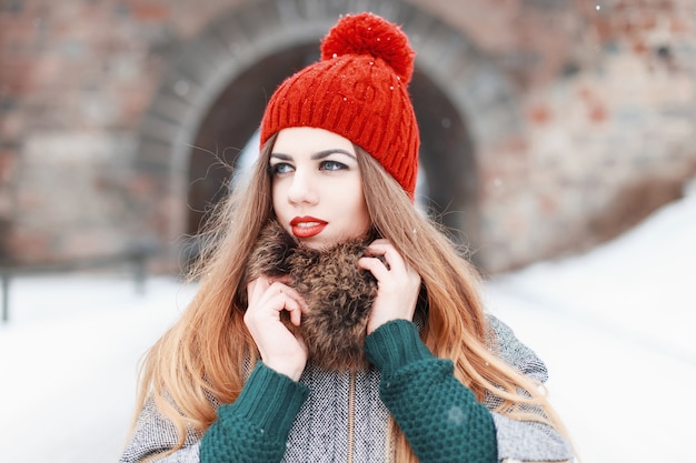 Retrato de primer plano de una hermosa niña en ropa de moda de invierno