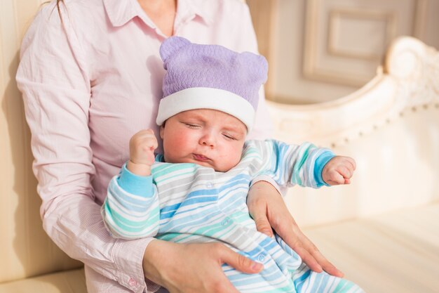 Retrato de primer plano de un hermoso bebé recién nacido durmiendo