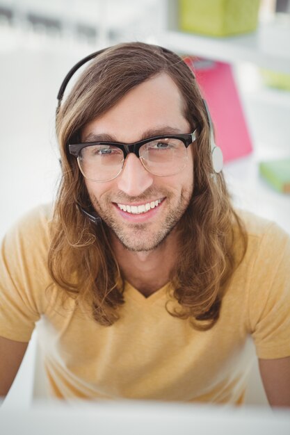Retrato de primer plano de hipster con auriculares