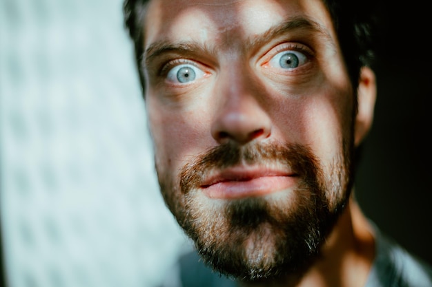 Retrato en primer plano de un hombre adulto serio