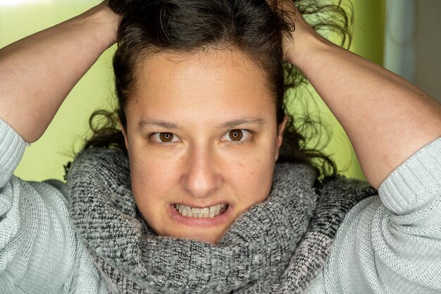 Foto retrato en primer plano de un hombre adulto sonriente