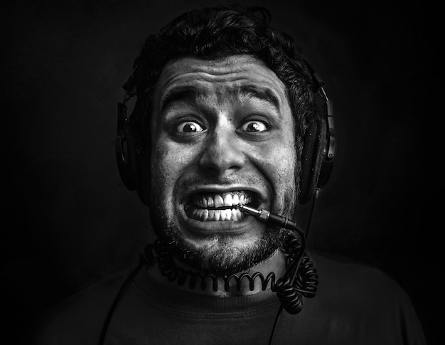 Foto retrato en primer plano de un hombre con auriculares contra un fondo negro