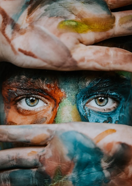 Retrato en primer plano de un hombre con la cara pintada