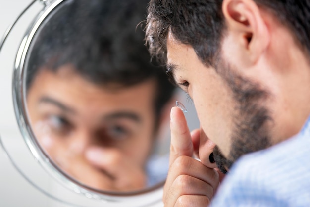 Foto retrato en primer plano de un hombre cogido de la mano