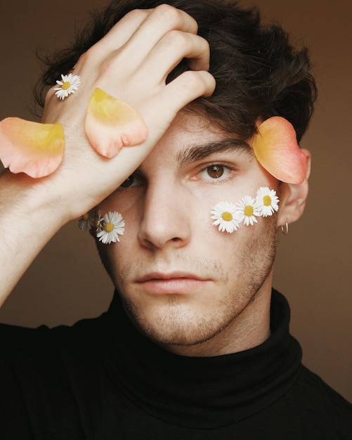Retrato en primer plano de un hombre con flores