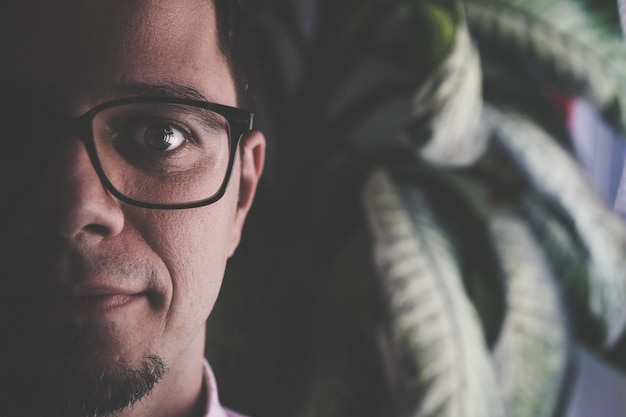Retrato en primer plano de un hombre con gafas