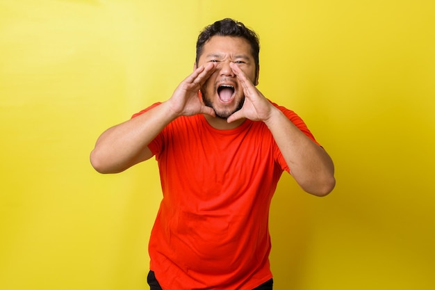 Retrato de primer plano de un hombre gordo enojado molesto con las manos cerca de la boca abierta gritando aislado en