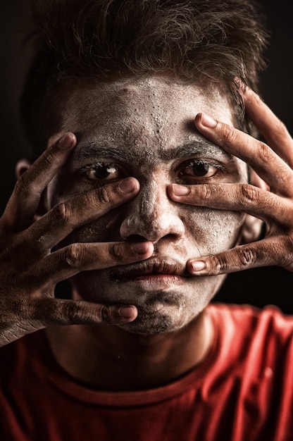 Foto retrato en primer plano de un hombre con harina en la cara