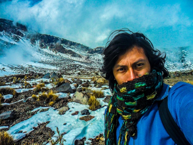 Foto retrato en primer plano de un hombre de pie en el campo durante el invierno