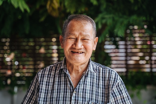 Retrato de primer plano de hombre senior asiático feliz riendo