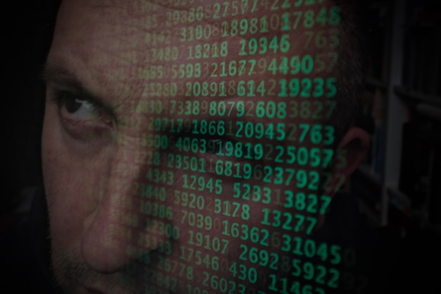 Retrato en primer plano de un hombre usando un teléfono inteligente