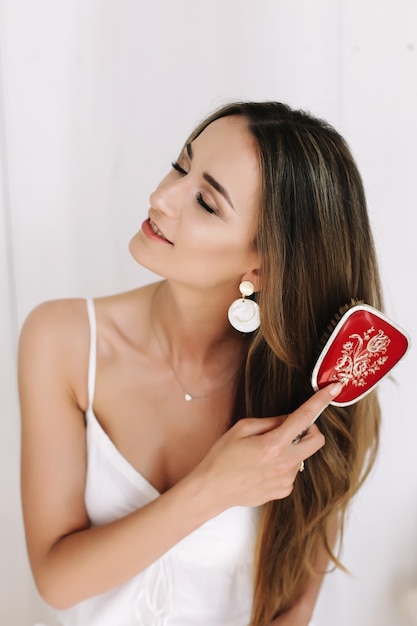 Retrato de primer plano de una joven bella mujer vestida de blanco. Cabello de mujer hermosa