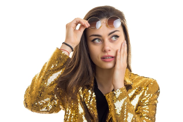 Un retrato de primer plano de una joven con una chaqueta brillante y gafas aisladas de fondo blanco