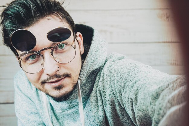 Foto retrato en primer plano de un joven con gafas de sol