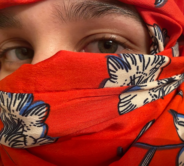 Foto retrato en primer plano de una joven con hijab