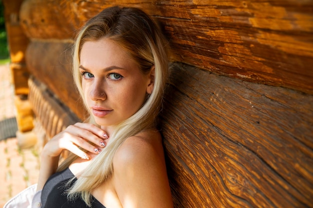 Retrato en primer plano de una joven rubia hermosa