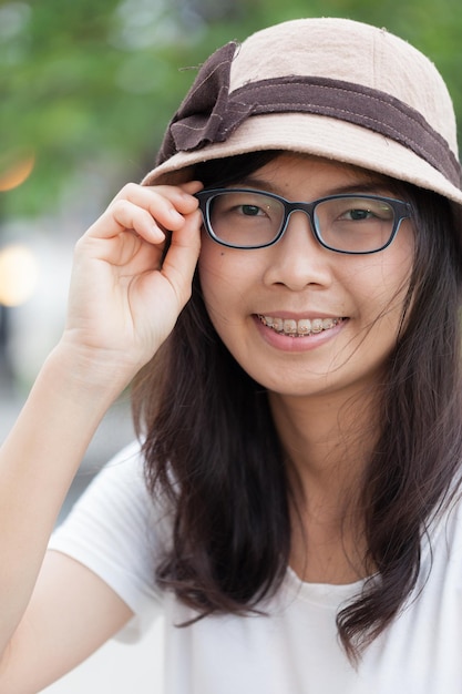 Retrato en primer plano de una joven sonriente con sombrero