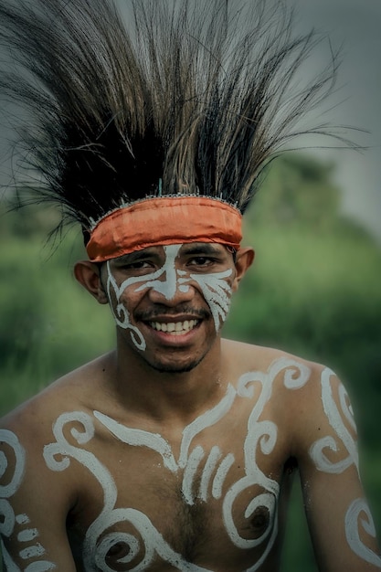 Foto retrato en primer plano de un joven sonriente