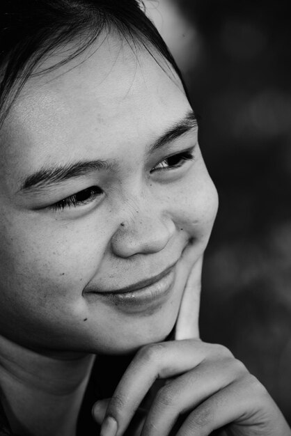 Foto retrato en primer plano de una joven sonriente