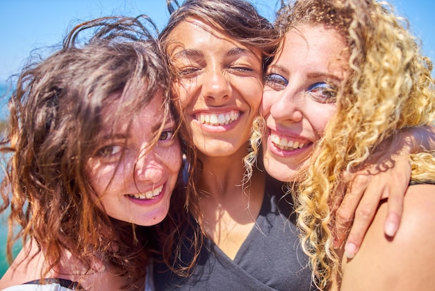 Retrato en primer plano de una joven sonriente