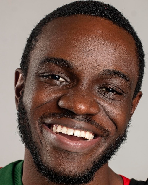 Foto retrato en primer plano de un joven sonriente