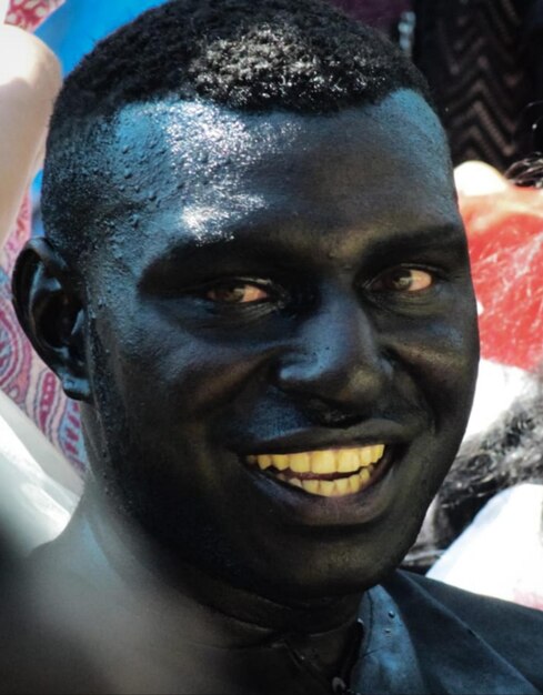 Foto retrato en primer plano de un joven sonriente