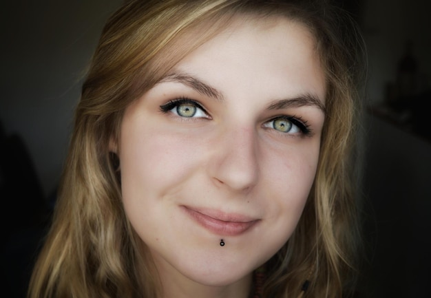 Retrato en primer plano de una joven sonriente