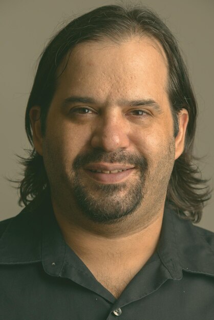 Foto retrato en primer plano de un joven sonriente