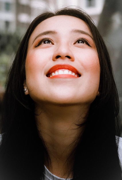 Retrato en primer plano de una joven sonriente