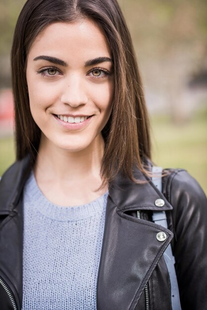 Foto retrato en primer plano de una joven sonriente