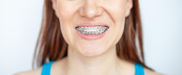 Foto retrato en primer plano de una joven sonriente