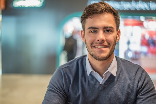 Retrato de primer plano de joven sonriente