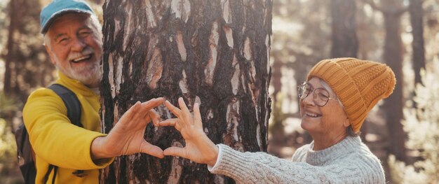 Retrato en primer plano de una linda pareja de ancianos de mediana edad que hacen forma de corazón