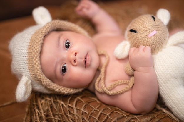 Foto retrato en primer plano de un lindo bebé acostado