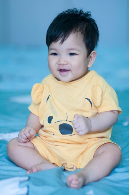 Foto el retrato en primer plano del lindo bebé asiático