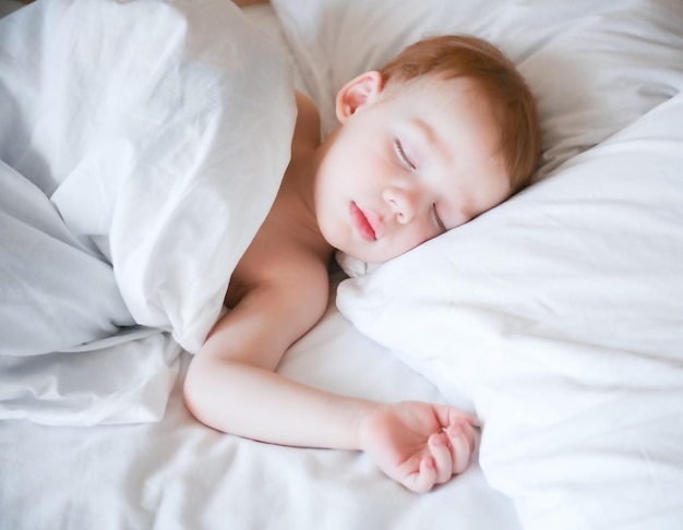Foto retrato de primer plano de un lindo niño pequeño concepto de sueño de bebé saludable