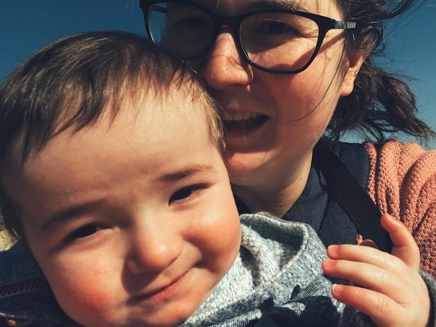 Retrato en primer plano de una madre feliz con su bebé