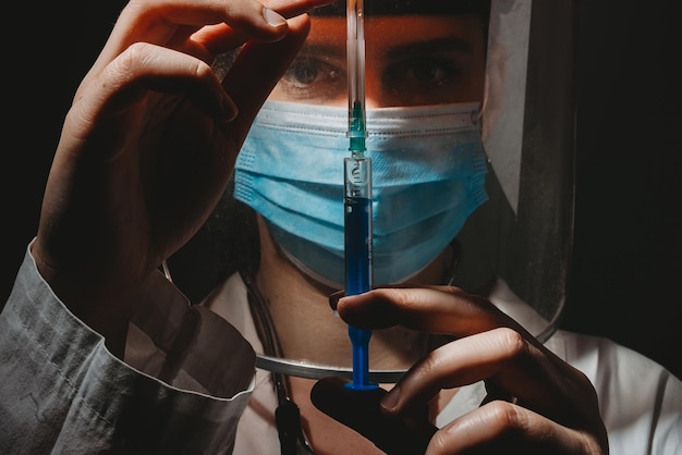 Retrato en primer plano de un médico con una jeringa