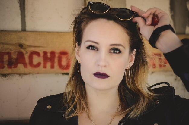 Retrato de primer plano de moda grunge de mujer rubia con estilo, chaqueta de motociclista de cuero, estado de ánimo de rock n roll