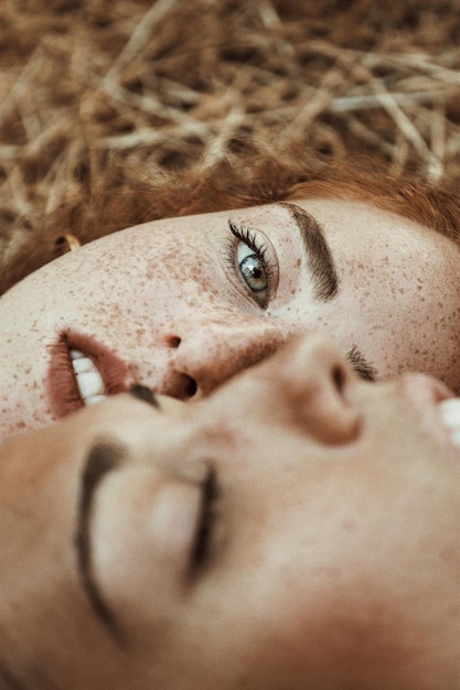 Retrato en primer plano de una mujer con una amiga